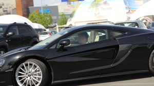 Misteriosul proprietar al unui McLaren apare în fiecare zi la Nuba Cafe! A înnebunit puştoaicele din Dorobanţi cu ”OZN-ul” lui de 200.000 €! 