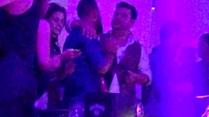 VIDEO EXCLUSIV. Fratele celei mai sexoase membre a Guvernului are combinaţia lui letală. ”Prinţişorul pălincii” e jucător-calificat. A ars-o pe vodcă & vin până la 4 dimineaţa!