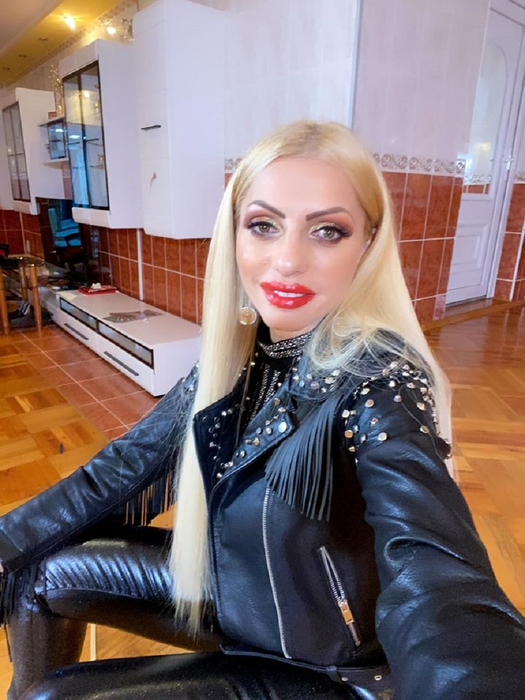 Nicoleta Guță a intrat în rândul divelor! Și-a pus acid în buze, a slăbit și este de nerecunoscut