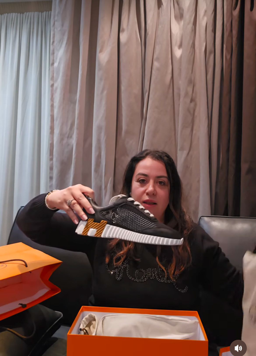 Cât costă, de fapt, adidașii Hermes pe care Oana Roman i-a cumpărat din Franța: ”Măcar mă aleg cu ceva”