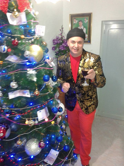 ANDREI VERSACE şi-a găsit naşul! CRISTI DIN BANAT şi-a împodobit bradul cu bancnote de 500 de euro!