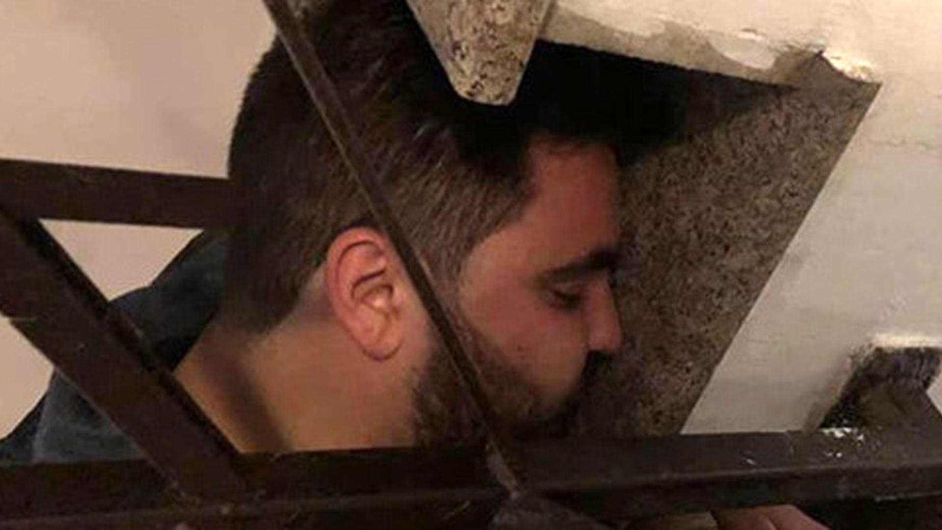 Florin Salam, fotografiat prăbușit pe trepte, în scara unui bloc