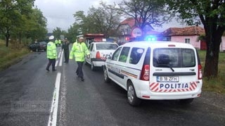Un barbat a murit si fiul sau a fost ranit dupa ce masina in care erau a intrat intr-un TIR