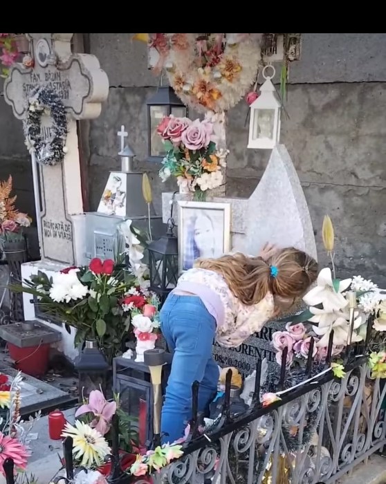 Micuța Madania este încă prea mică să înțeleagă de ce mămica ei nu se află lângă ea