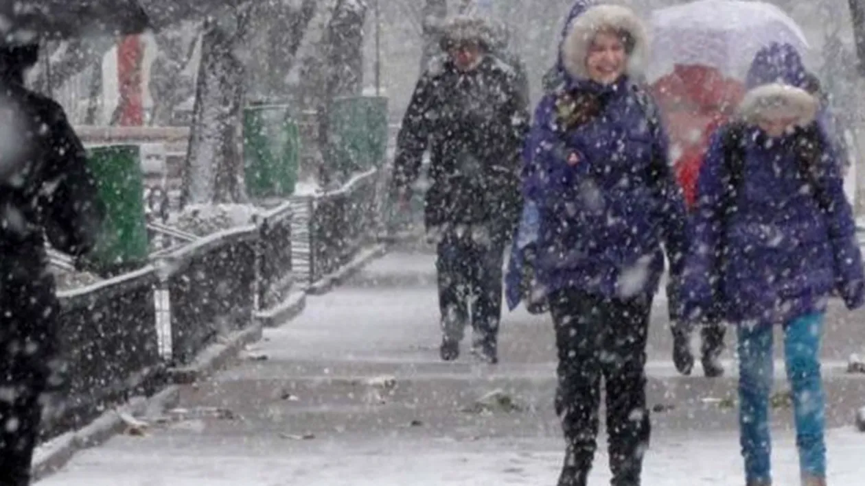 Vremea se ÎNRĂUTĂŢEŞTE în România! Ploi şi chiar ninsori la sfârşit de săptămână