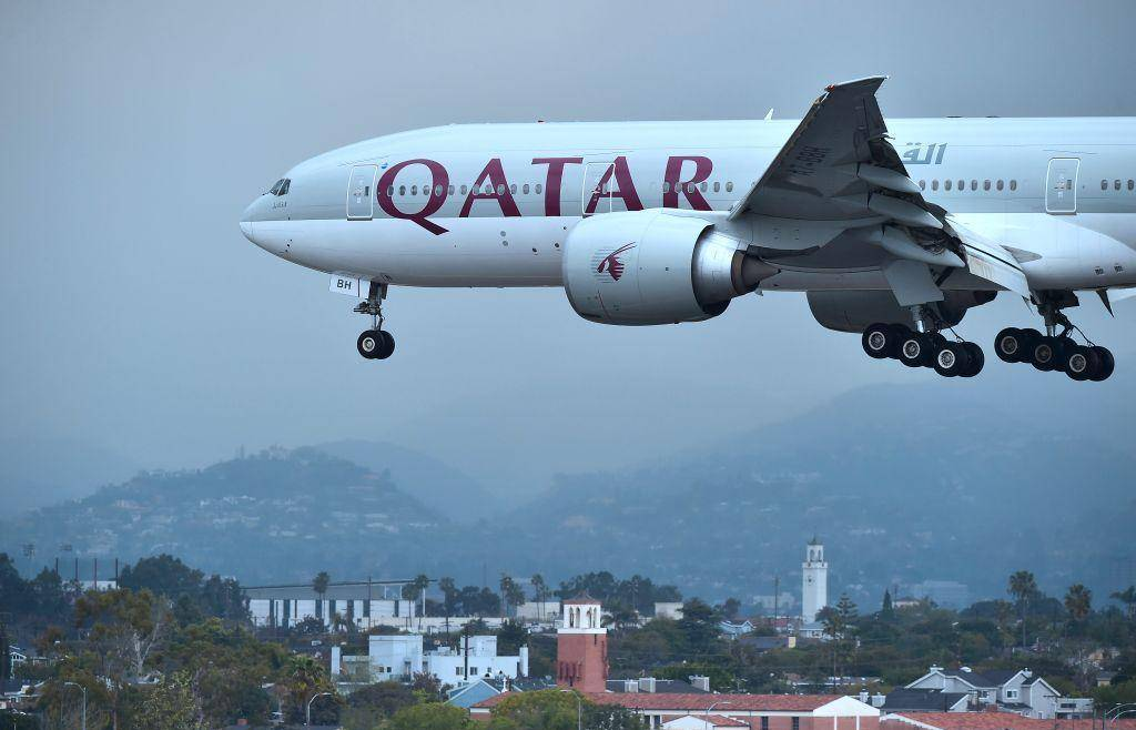 Au fost daţi afară din avion pentru că au iscat un scandal monstru! Femeia a aflat că soţul o înşală chiar când plecau în vacanţă şi a luat-o razna sub privirile îngrozite ale pasagerilor