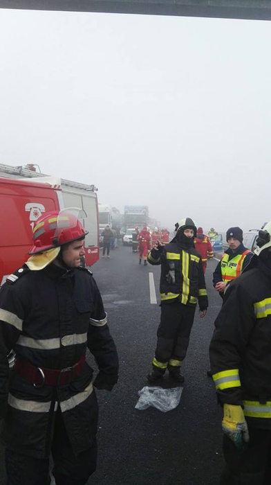 Imagine de la locul accidentului de la Nădlac, unde cel puţin 4 persoane şi-au pierdut viaţa şi 10 au fost rănite, după ce un autocar a intrat în coliziune cu mai multe autoturisme
