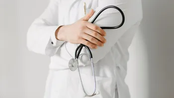 Un medic din Constanța este acuzat de înșelăciune. Cum l-a făcut pe un pacient să creadă că un medicament „minune” costă 21.000 de lei