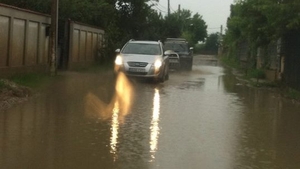 Adrian Iovan are necazuri ca-n Evul Mediu! Uite in ce hal arata strada lui, dupa fiecare ploaie!