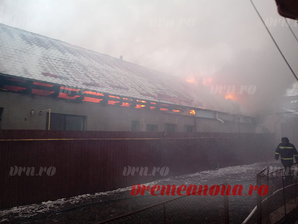 Incendiul care l-a băgat în sperieți pe un celebru miliardar român! Și-a luat familia și s-a refugiat la hotel! VIDEO