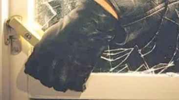 Trei barbati cu cagule au jefuit o benzinarie din Ialomita, dupa ce au batut-o pe angajata