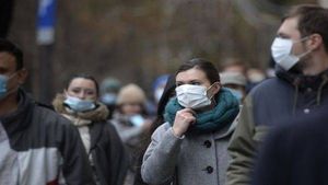 Masca de protecţie, obligatorie în toate spaţiile publice închise și deschise din Capitală, începând de vineri. Care sunt excepţiile
