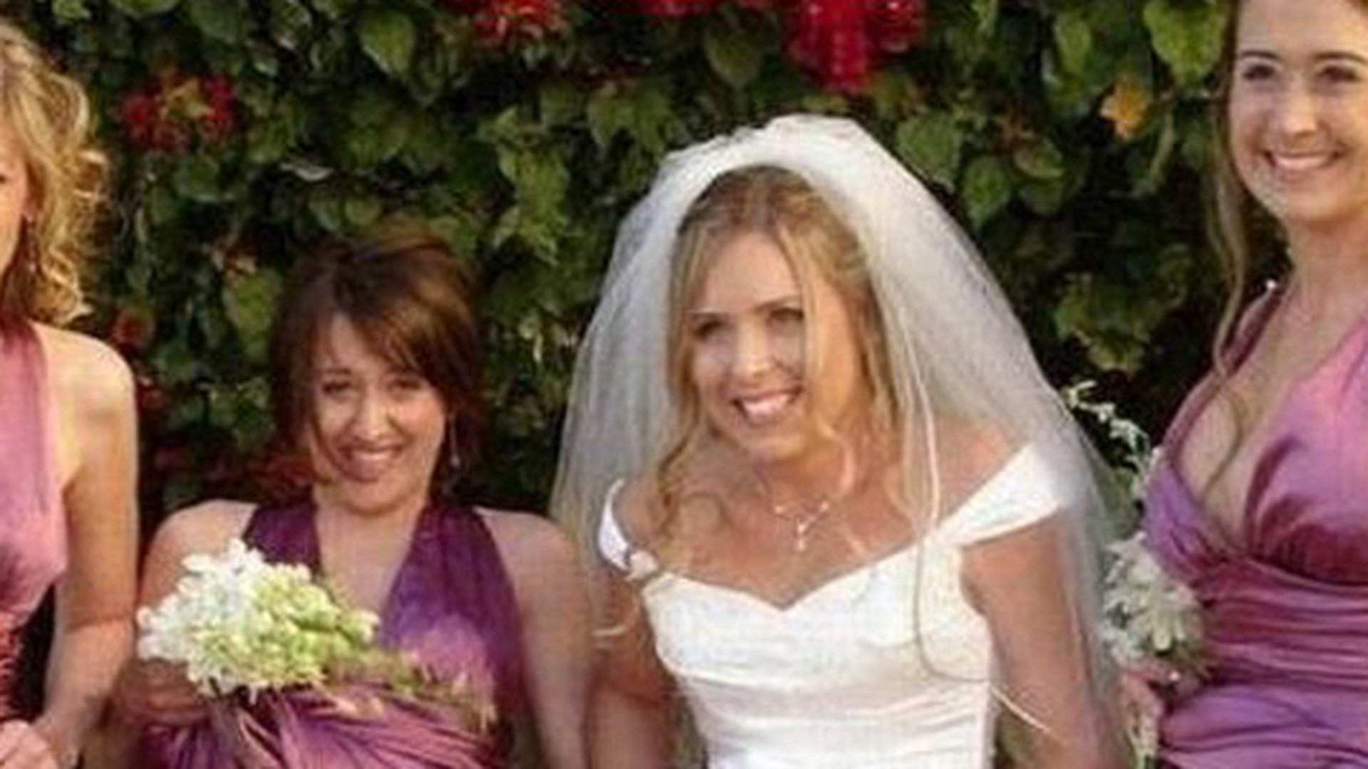 L-au socat pe fotograf! Mireasa si domnisoarele de onoare si-au ridicat rochiile in fata aparatului! Vezi ce ascundeau sub