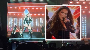 Jennifer Lopez a dat startul distracţiei! Detalii şi imagini EXPLOZIVE din Piaţa Constituţiei. Motivul INCREDIBIL pentru care artista s-a lăsat aşteptată de fani