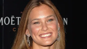 Doi din 10 barbati sunt la un pas de infarct dupa ce vad imaginea asta! Doua fotomodele celebre s-au sarutat in public