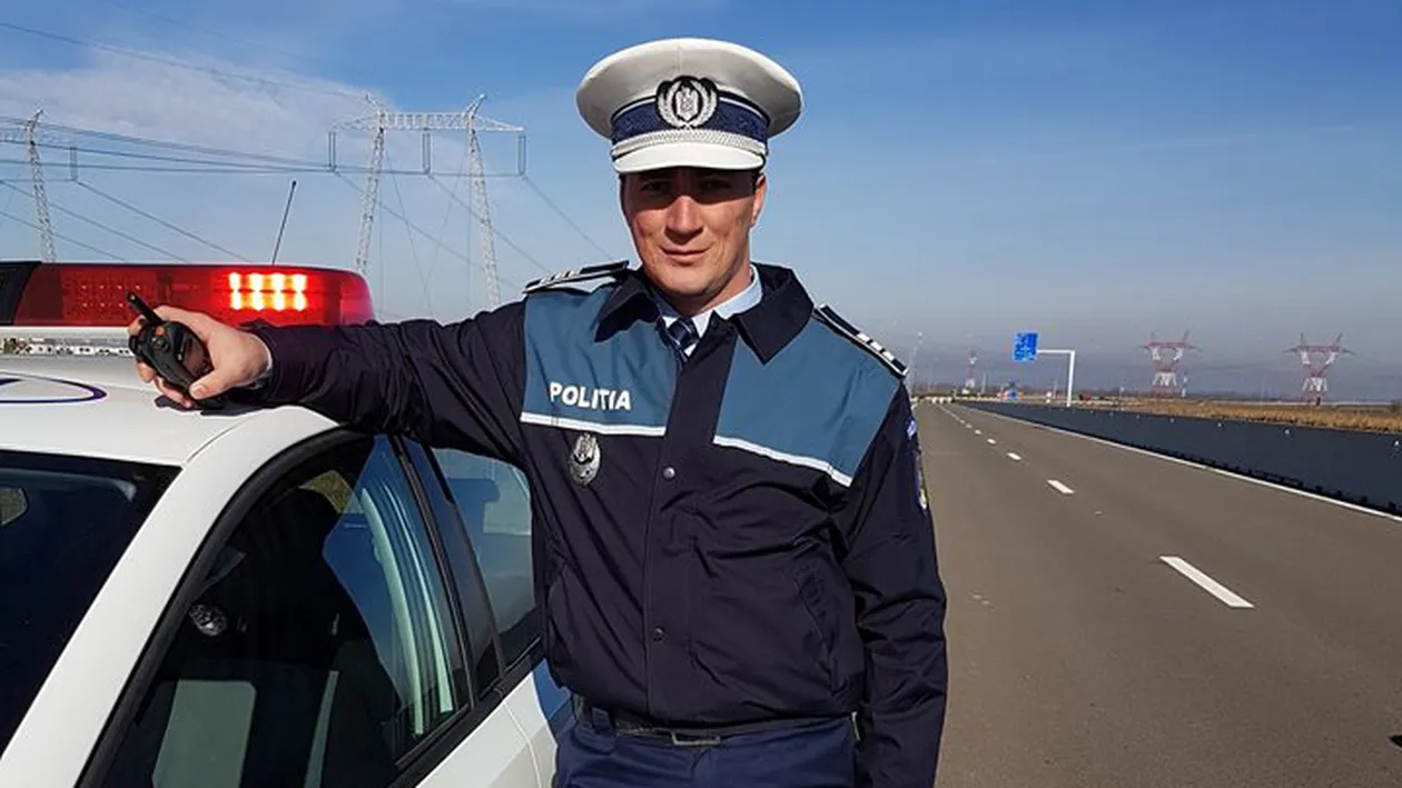 Adevărul din spatele acestei imagini! Un poliţist şi-a lăsat maşina în mijlocul străzii ca să ajute un pieton în cărucior! Ce se întâmplase de fapt!
