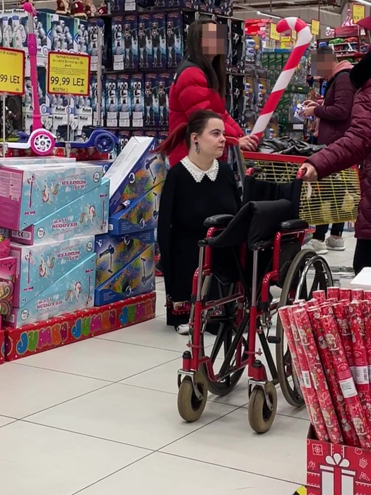Împreună cu femeia care îi poartă de grijă, dar și cu o prietenă, tânăra a mers, zilele trecute, în Jumbo / (Sursa: CANCAN.RO)