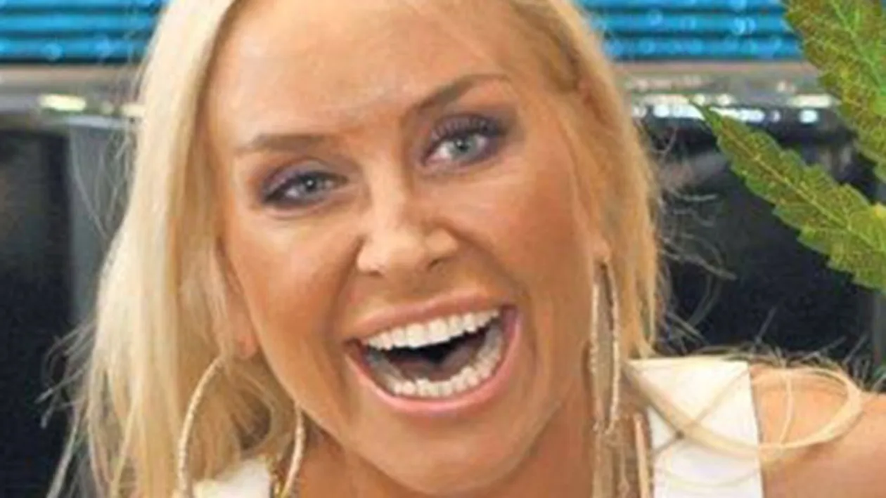 Vica Blochina s-a dezlantuit in bratele unui mascul feroce! S-a descaltat in club, s-a urcat pe canapele, iar el i-a facut asta