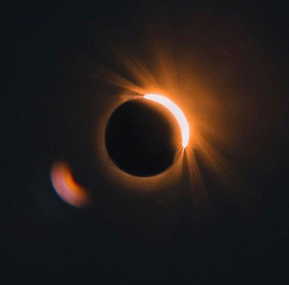 Eclipsă totală de Soare, imagini incredibile! Vedetele nu au ratat momentul rar