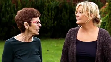 În 1966, femeia din imagine a născut o fetiță. După 51 de ani, a aflat că fata pe care a crescut-o timp de 5 decenii nu e fiica ei. Ce s-a întâmplat, de fapt, și cine e impostoarea