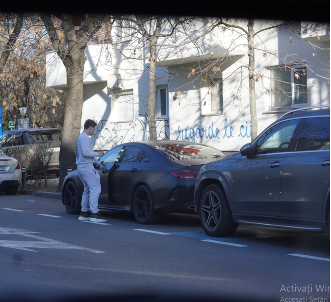 Selly și-a luat cafeluța și va pleca în scurt timp cu mașina care-i parcată lângă trotuar
