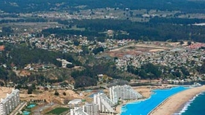 VIDEO Cea mai mare piscina din lume a costat un miliard de dolari si te poti plimba cu barca pe ea! Vezi cum arata Laguna de Cristal din Chile - sigur iti va face pofta de balaceala!