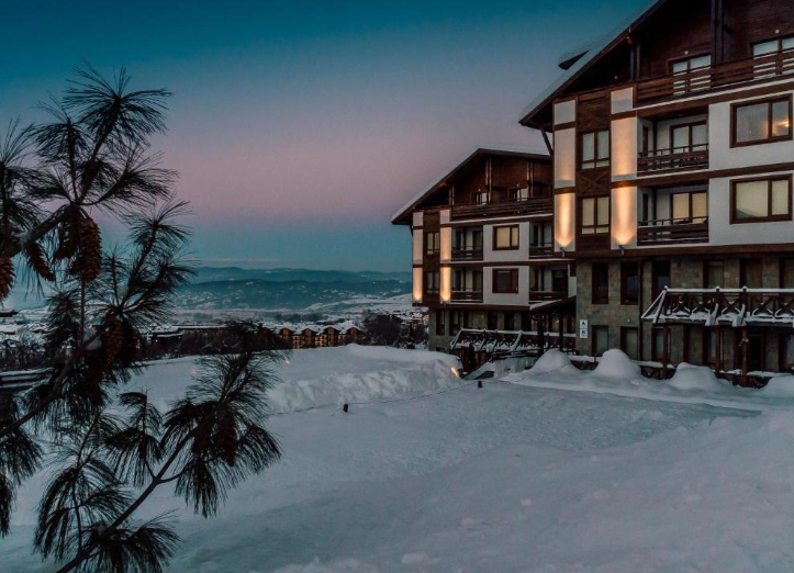 Hotelul Green Life Bansko 4* este situat la poalele muntelui Pirin/ sursă foto: Booking