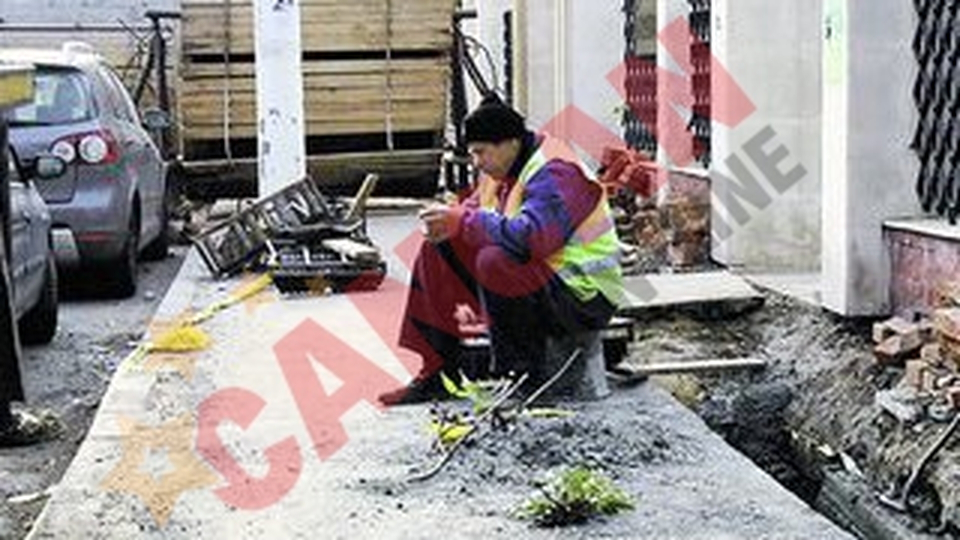 Nu mai lucreaza pentru ca le-a fost furat excavatorul!
