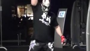 Te crezi puternic ca tragi de fiare?! Uite cum arata zece minute de antrenament pentru un animal din MMA - Cu masca de gaze pe fata, cu lanturi si bile de fier - Garantat nu rezisti