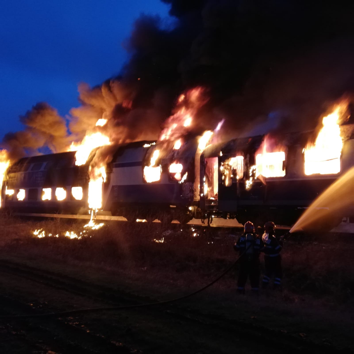 Au ars două vagoane ale trenului 1825 (Foto: CFR SA)