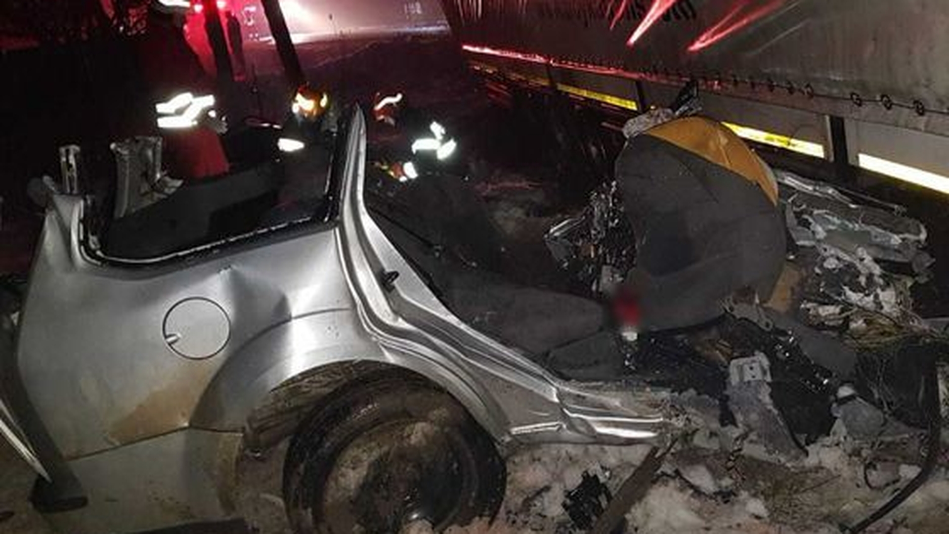Accident rutier foarte GRAV în Suceava: Cinci persoane au murit, după ce maşina în care se aflau a intrat sub un TIR