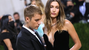 Soția lui Justin Bieber, Hailey, a devenit miliardară, în timp ce artistul se luptă cu datoriile. Ce spun sursele că urmează