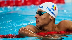 Campion și la volan! David Popovici, surprins când făcea plinul la super Porsche-ul de 120k