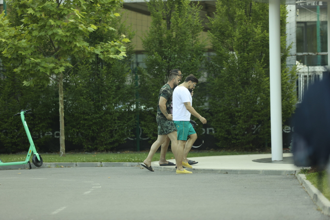 Alex Bodi și-a dat întâlnire cu ”frații” lui la piscină (Foto: CANCAN.RO)