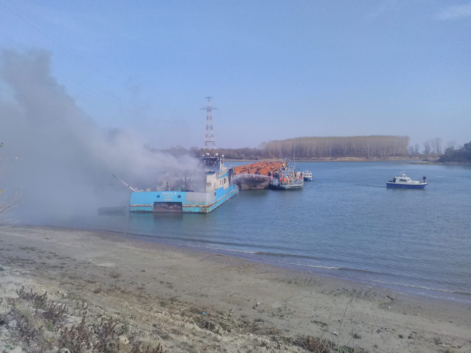 Incendiu puternic pe Dunăre, la o barjă cu bauxită. Pompierii s-au luptat minute în șir cu flăcările