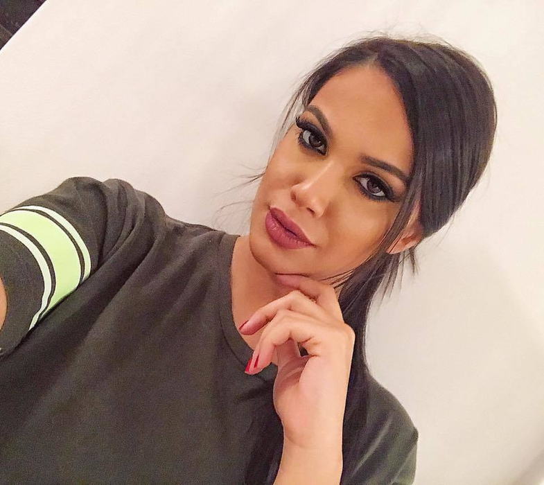 BETTY SALAM şi-a schimbat look-ul cu o pereche de ochelari! Uite cum arată acum cântăreaţa