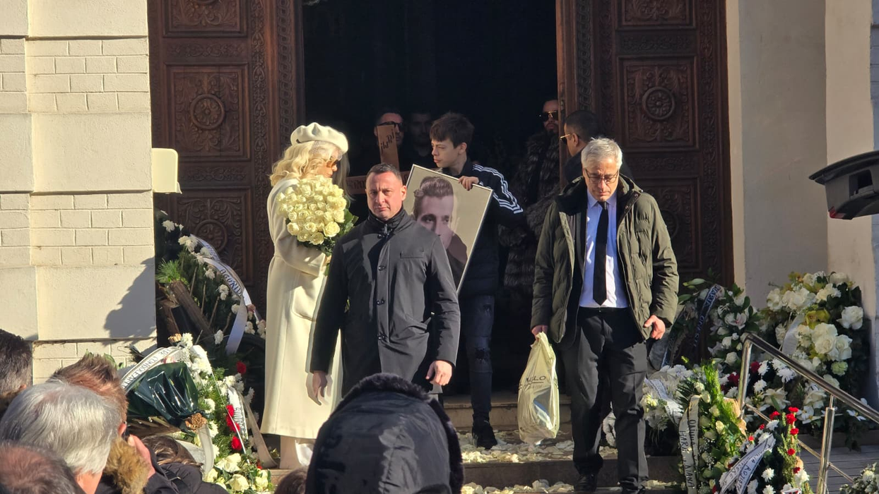 Motivul real pentru care Loredana Groza s-a îmbrăcat în alb la înmormântarea tatălui ei. Ce semnificație are ținuta atipică, de fapt