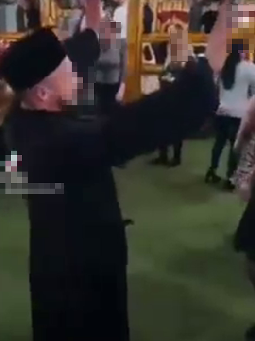”Popa” a făcut show și cu  banii la lăutari (Foto: Captură Facebook)