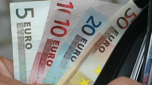 Un batranel de 79 de ani din Turda a gasit un portofel cu 8400 de euro! Nu l-a predat, insa politia l-a prins imediat! Unde era: