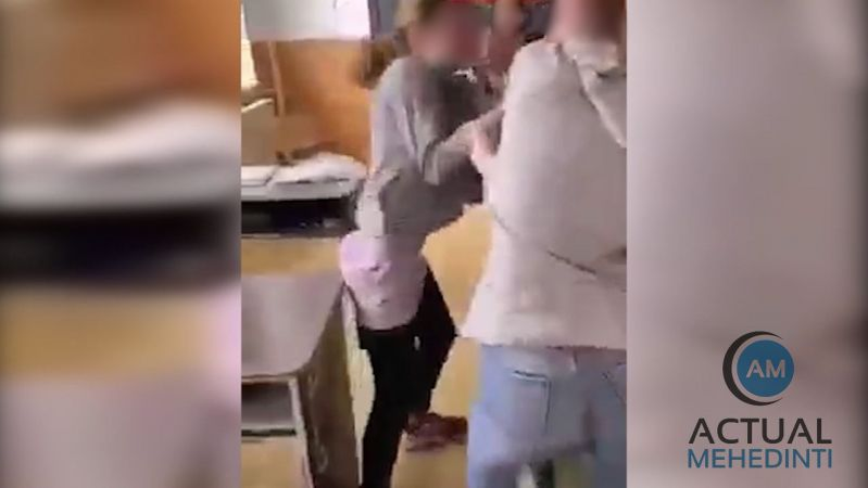 Imagini șocante! Două fete s-au bătut cu pumnii şi picioarele, chiar în sala de clasă