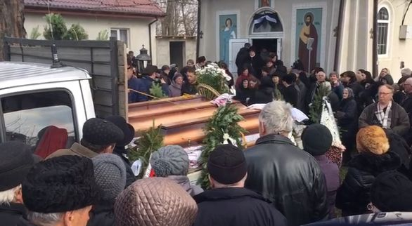 Primele imagini de la înmormântarea femeii ucise de soț și a celor doi copii ai ei! Rudele n-au avut curajul să lase sicriele deschise