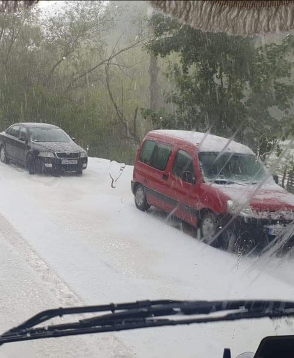 Imagini de neconceput. Un drum din județul Alba a fost acoperit complet cu gheață. FOTO