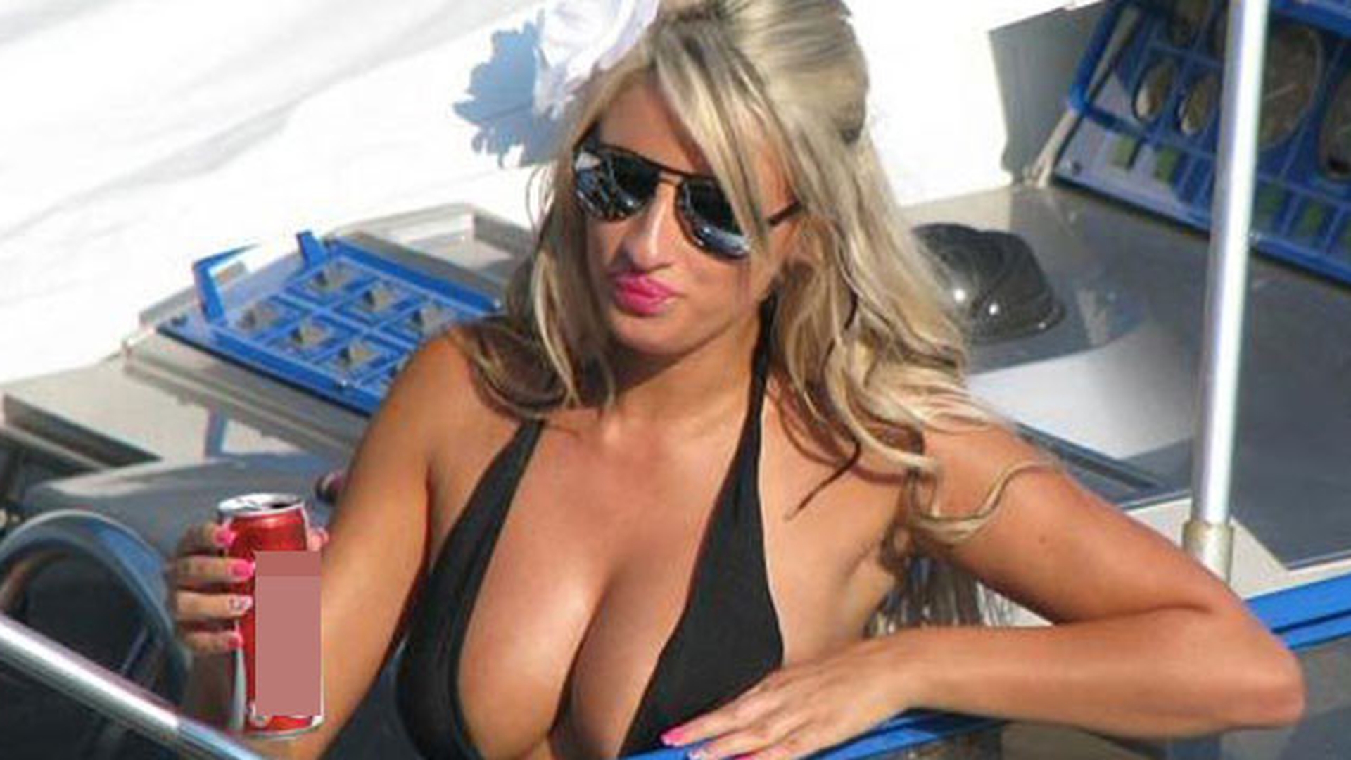 Sanziana Buruiana, la un pas sa ajunga pe patul de spital. Blonda a cazut pe scari dupa ce...Vezi ce s-a intamplat