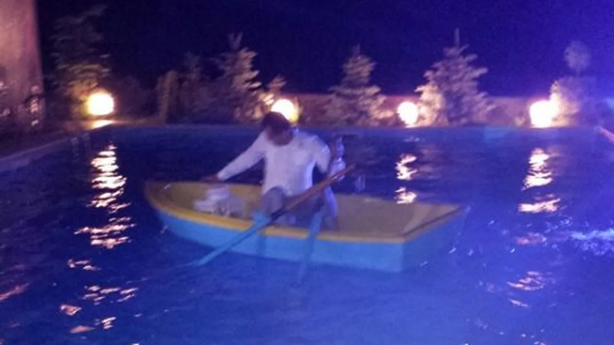 S-a dat cu barca in piscina! Un roman a petrecut pana cand a ajuns sa creada ca marea incepe in curtea lui!