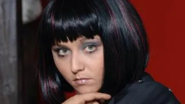 O mai tii minte pe solista trupei Spin? După ce s-a restras din lumea vedetelor, a devenit de nerecunoscut. Uite cum arată acum