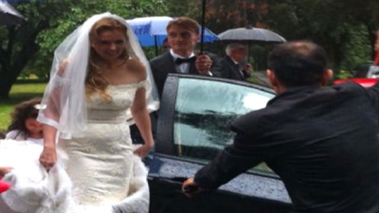 Roberta Anastase, mireasa intr-o rochie-spectacol de peste 6.000 de euro. 3.500 au costat doar penele de strut