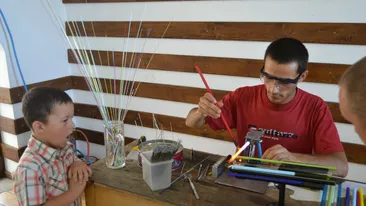 A învăţat meserie de la un sticlar surdo-mut. Creează globuri de Crăciun în casa părintească!