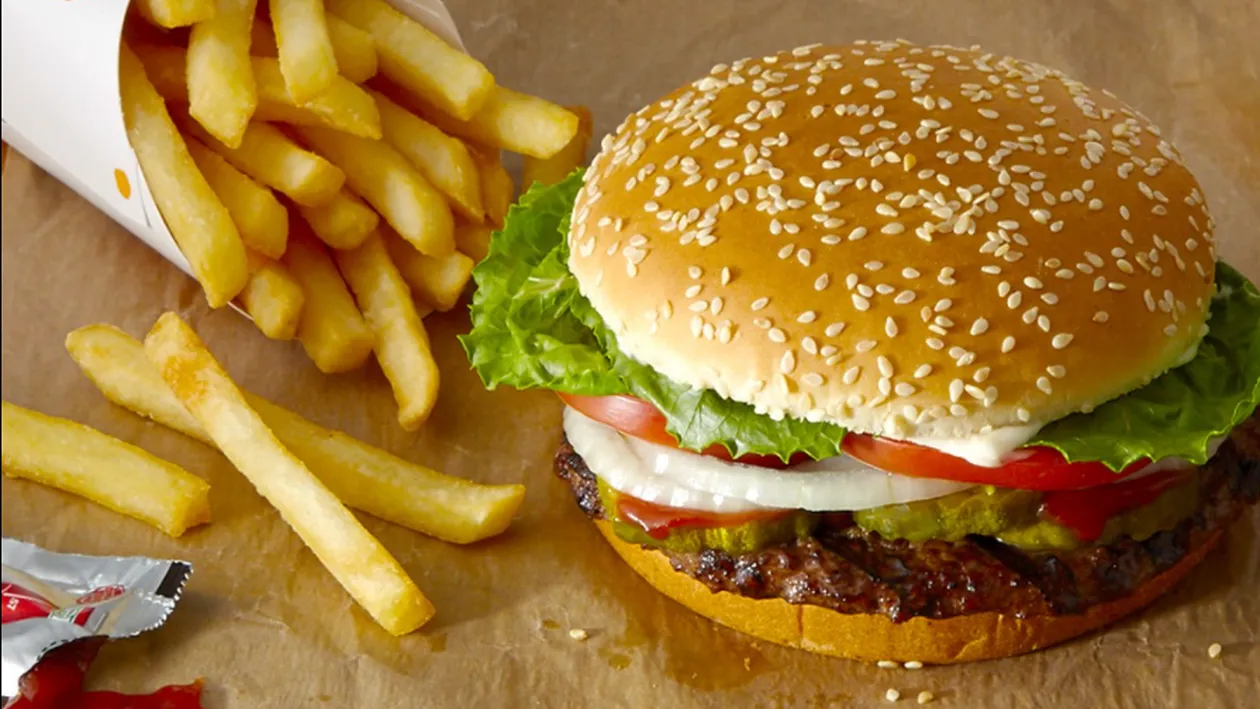 Ce salariu are un angajat de la Burger King, în România? Cât primesc lunar cei care lucrează la KFC sau Mc Donald's