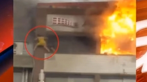 Imagini cu puternic impact emoțional! Două femei sar de la etajul unui hotel în care izbucnise un incendiu