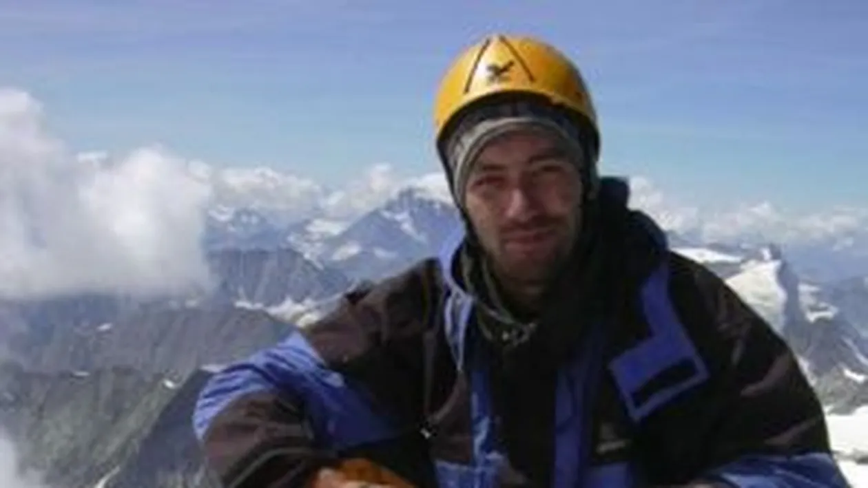 Un alpinist roman incearca pentru a treia oara sa escaladeze cel mai periculos varf din muntii Himalaya